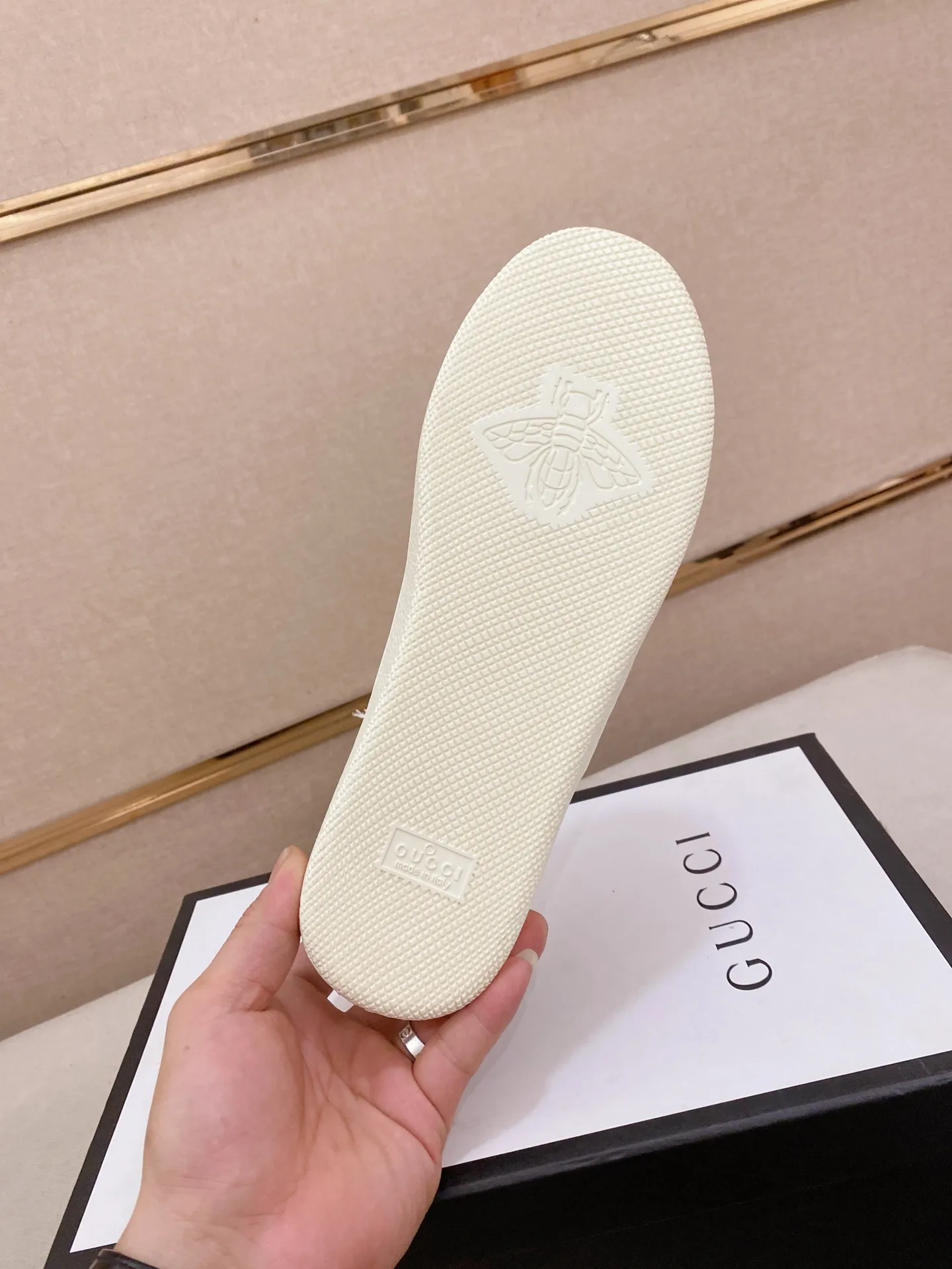 Factory price: 400💰 (GUCCI) The latest model from the official website 🎁🎁Casual and fashionable men's shoes👟, hot style 💥The version is simple and elegant, exclusive for trendy men. Unique official website latest brand elements 👑Gucci original decoration, fashionable and generous, the fabric is original cowhide ✅sheepskin lining, the official website specifies wear-resistant casual outsole, the classic model is taken in kind at the counter🎬38-44 (45 is not returned or exchanged)